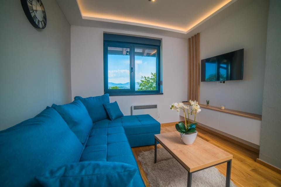 TV and multimedia, Living room, Seating area, Mountain view