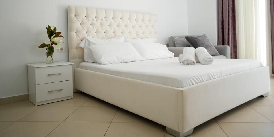 Bed, Bedroom, towels