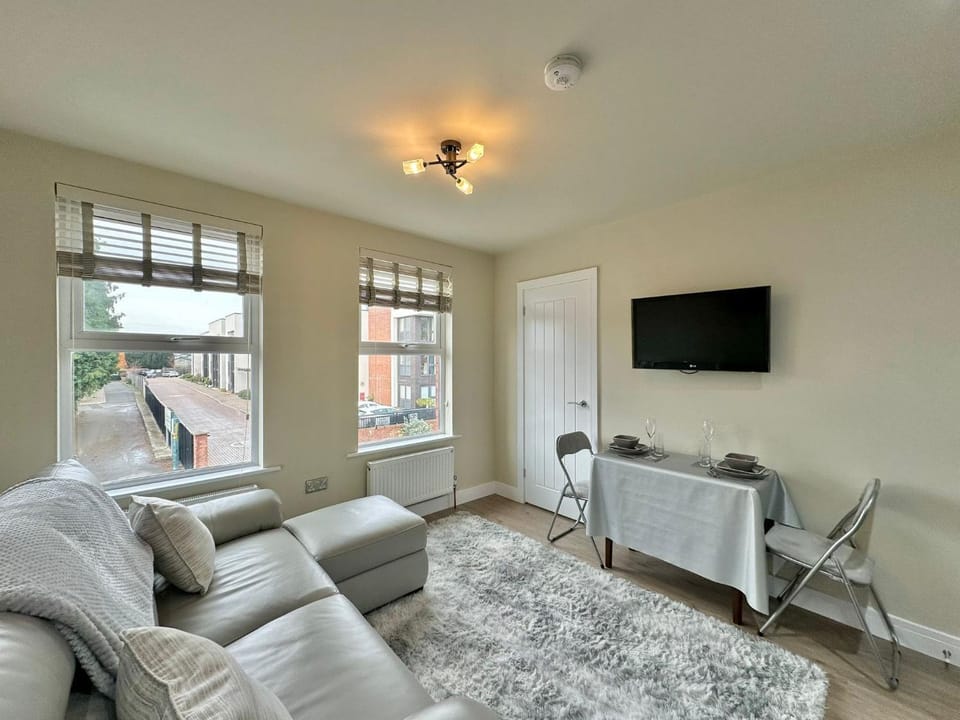 TV and multimedia, Seating area, Dining area