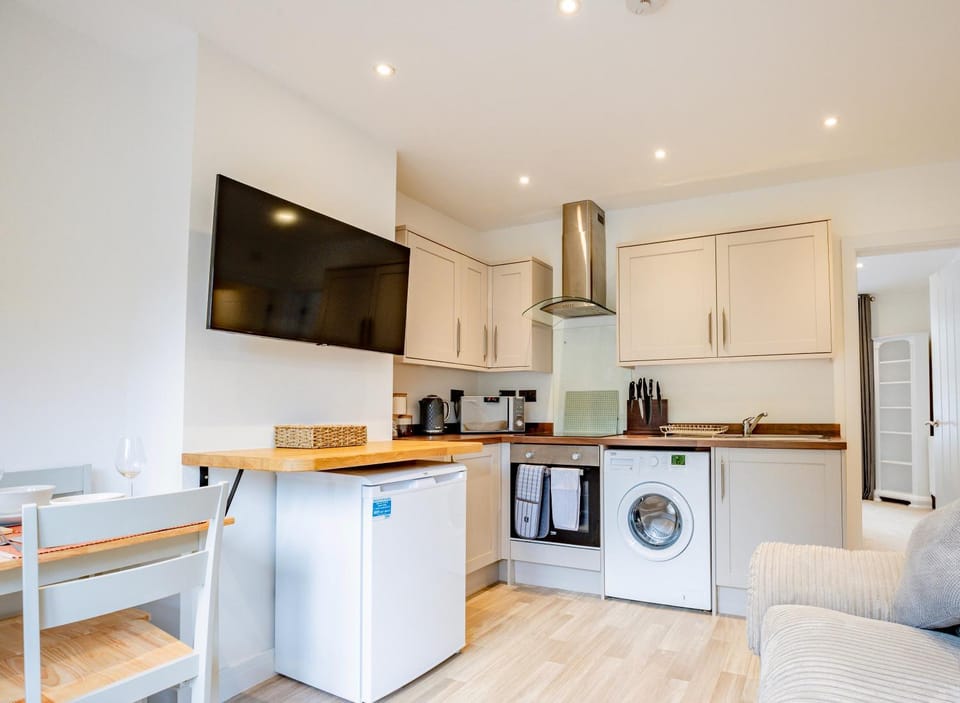 TV and multimedia, Coffee/tea facilities, Kitchen or kitchenette, Living room, Seating area, Dining area, minibar, pet friendly, stove, toaster