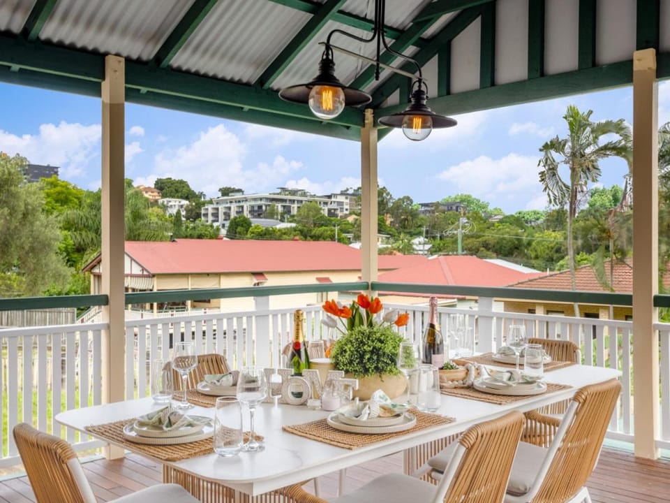 Charming 3BR Inner City Haven Highgate Hill House in Brisbane