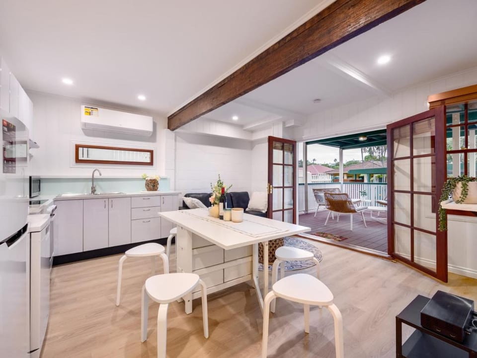 Serene 3 Bedroom Inner City Retreat Highgate Hill House in Brisbane