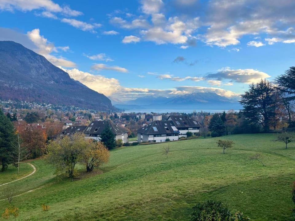 Le Sainte Anne- appartement avec vue Lac Apartment in Annecy