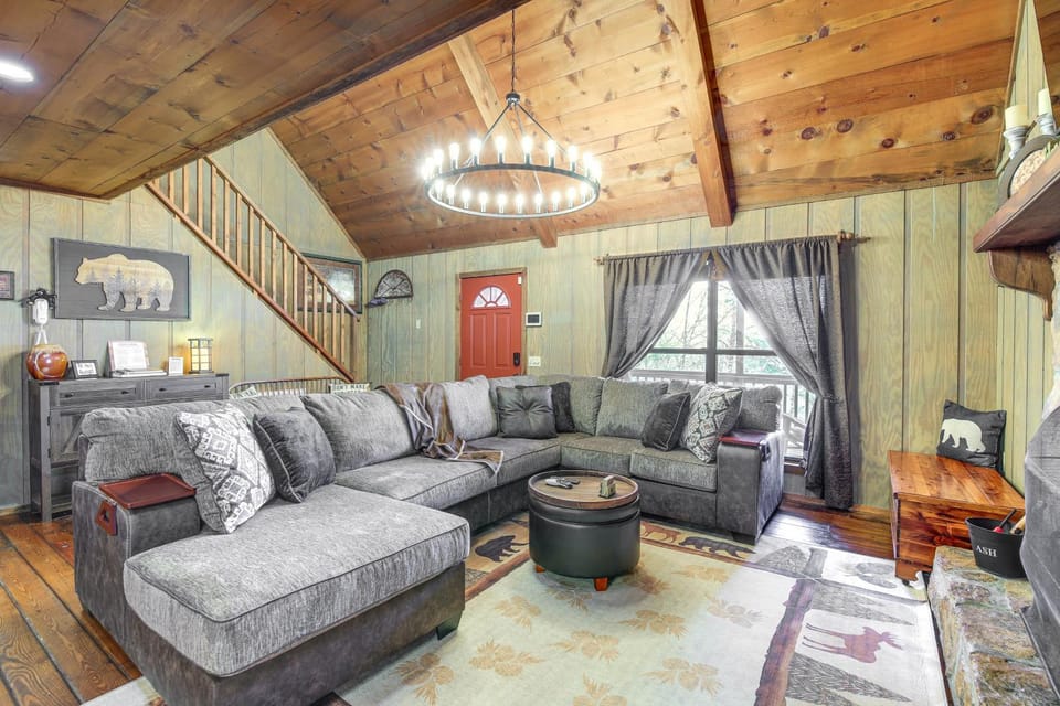 Secluded Sevierville Cabin: Hot Tub & Mtn Views! Cabin in Sevier County