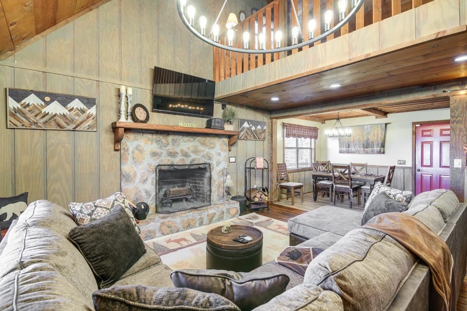 Secluded Sevierville Cabin: Hot Tub & Mtn Views! Cabin in Sevier County