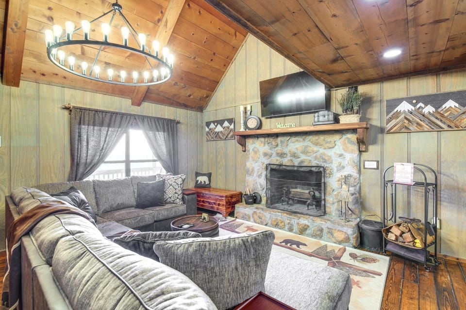 Secluded Sevierville Cabin: Hot Tub & Mtn Views! Cabin in Sevier County