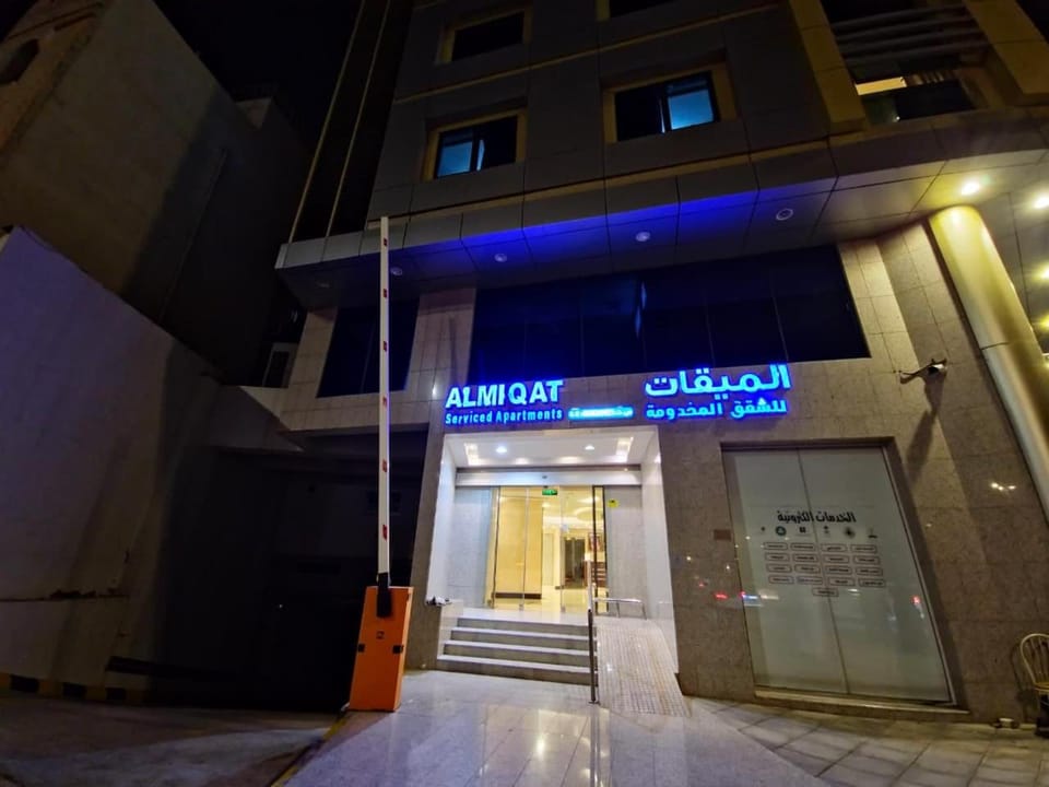 Facade/entrance, Night