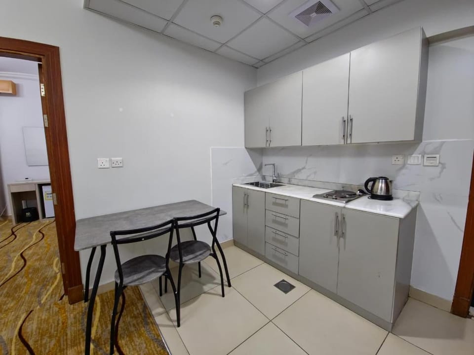 Restaurant/places to eat, Kitchen or kitchenette