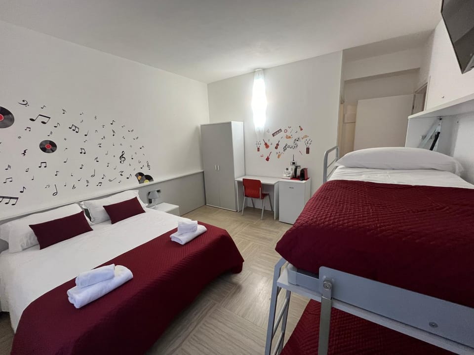 Bed, TV and multimedia, Photo of the whole room, Bedroom, towels