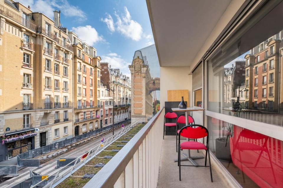 Modern 2BD Apartment w BalconyMénilmontant Apartment in Paris