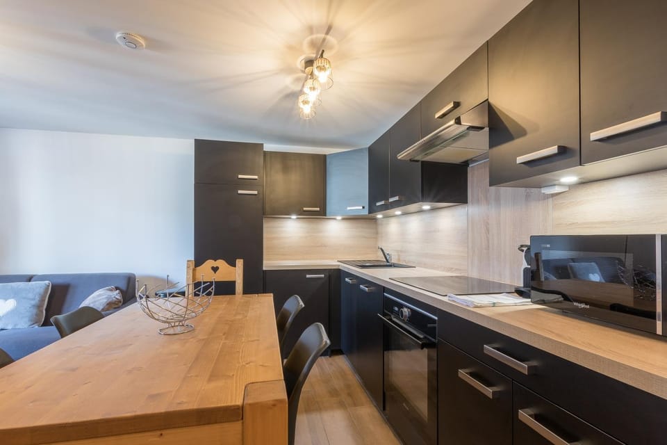 Kitchen or kitchenette, Dining area