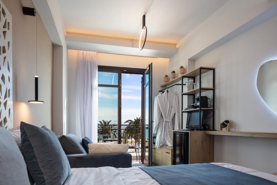 Bed, TV and multimedia, View (from property/room), Living room, Photo of the whole room, Seating area, Bedroom