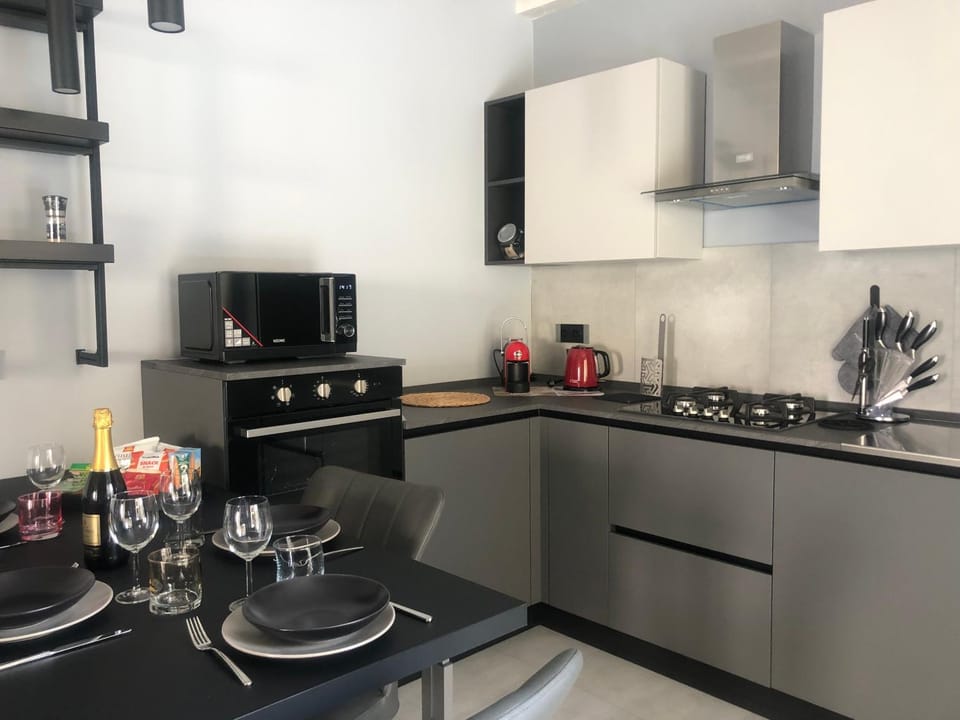 Coffee/tea facilities, minibar, kitchen