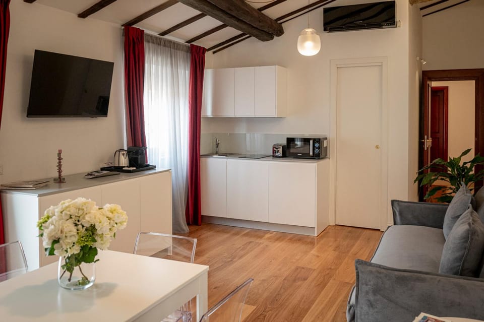 Communal lounge/ TV room, Kitchen or kitchenette, Living room