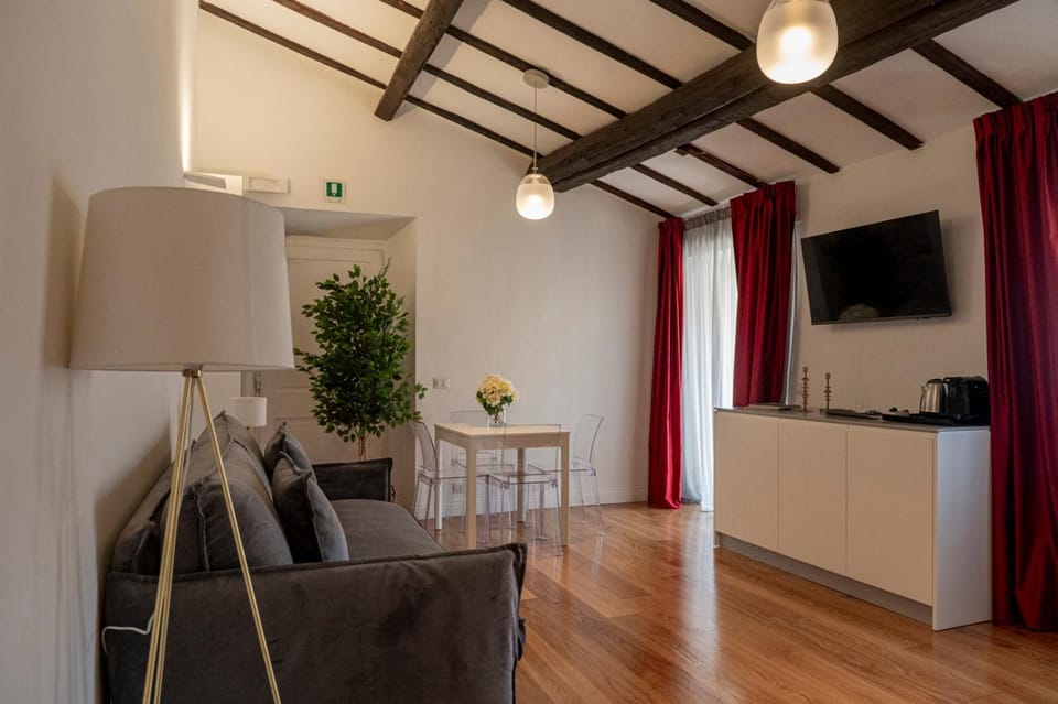 Communal lounge/ TV room, Kitchen or kitchenette, Living room