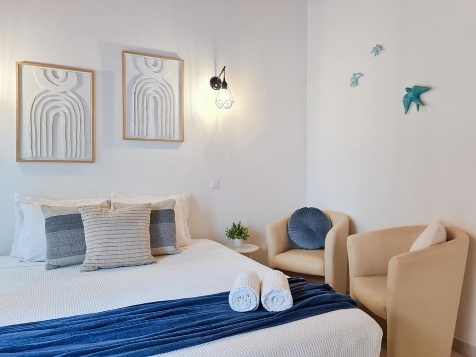 Bed, Living room, Dining area, Bedroom