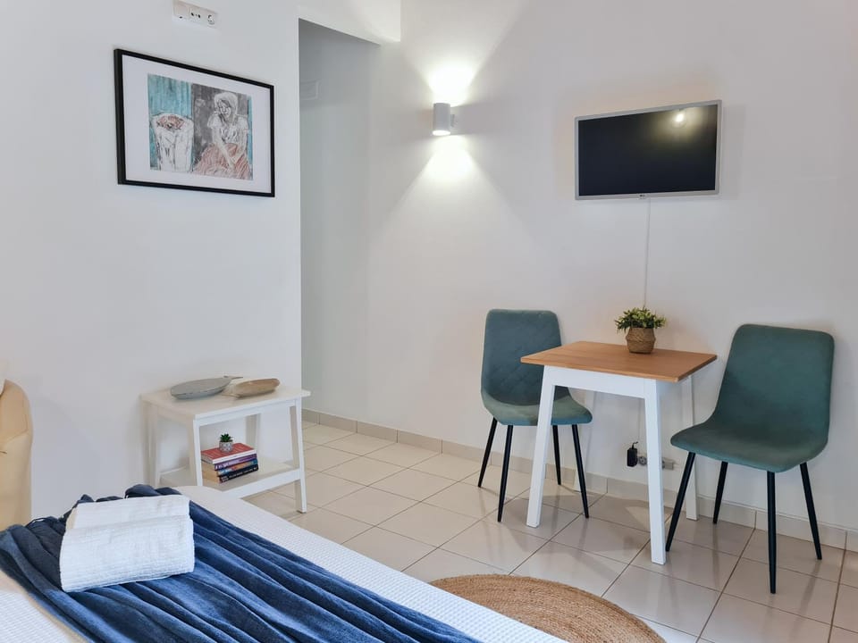 Bed, TV and multimedia, Living room, Dining area, Bedroom