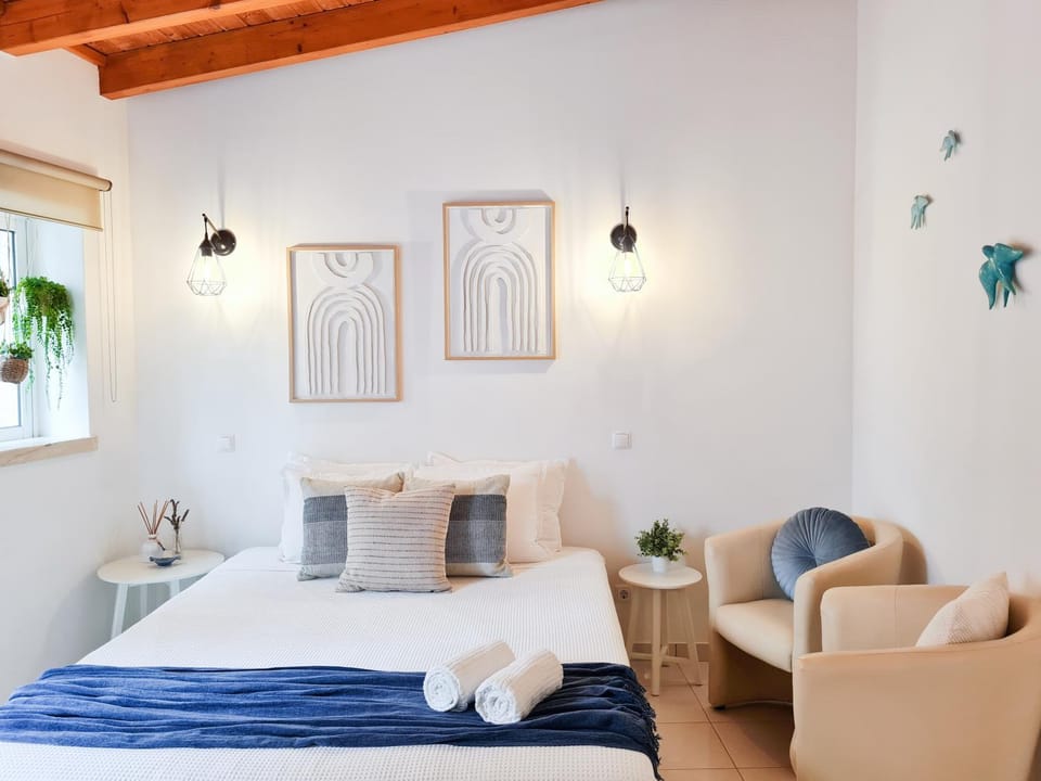 Bed, Living room, Dining area, Bedroom