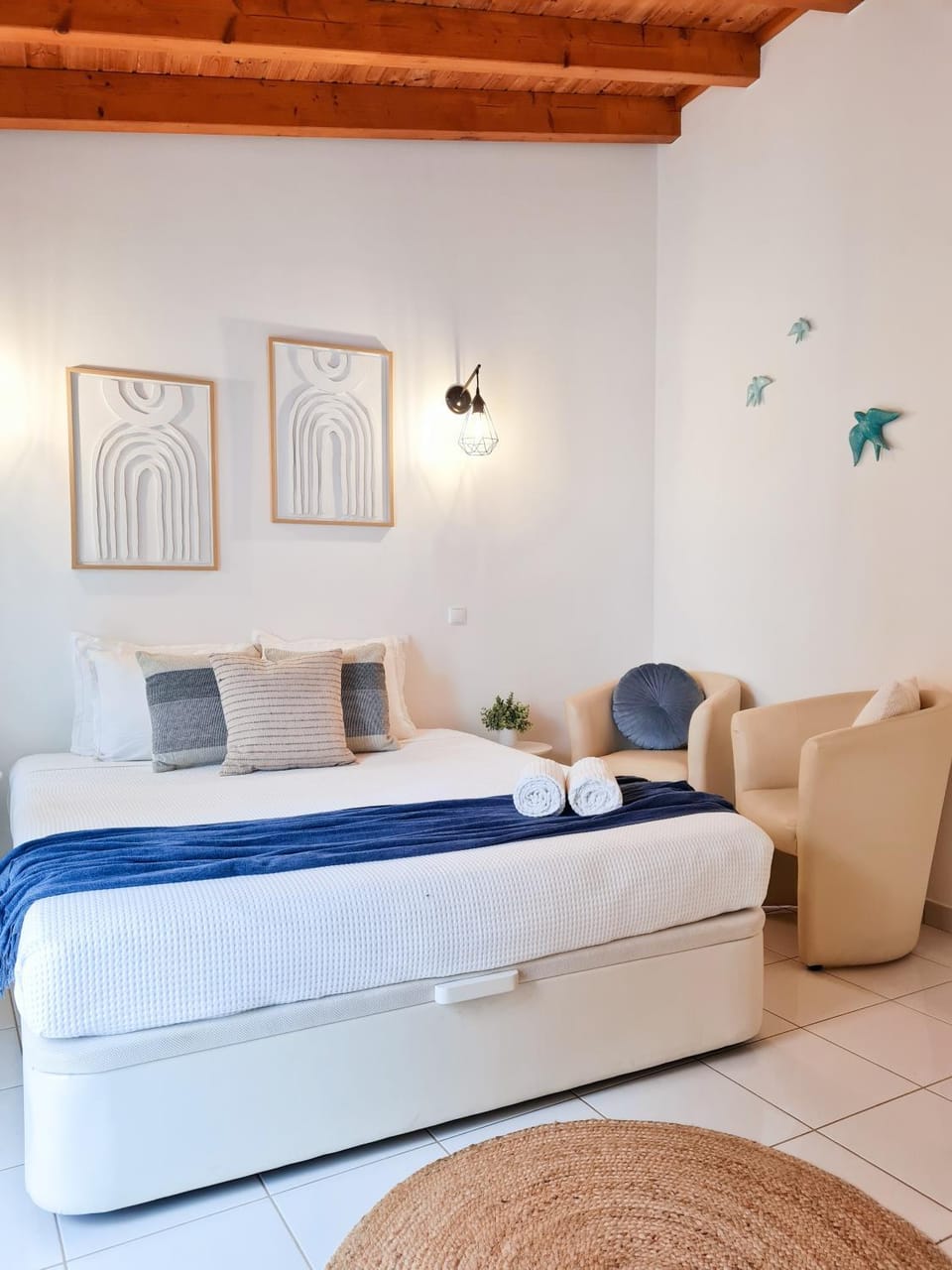 Bed, Living room, Dining area, Bedroom