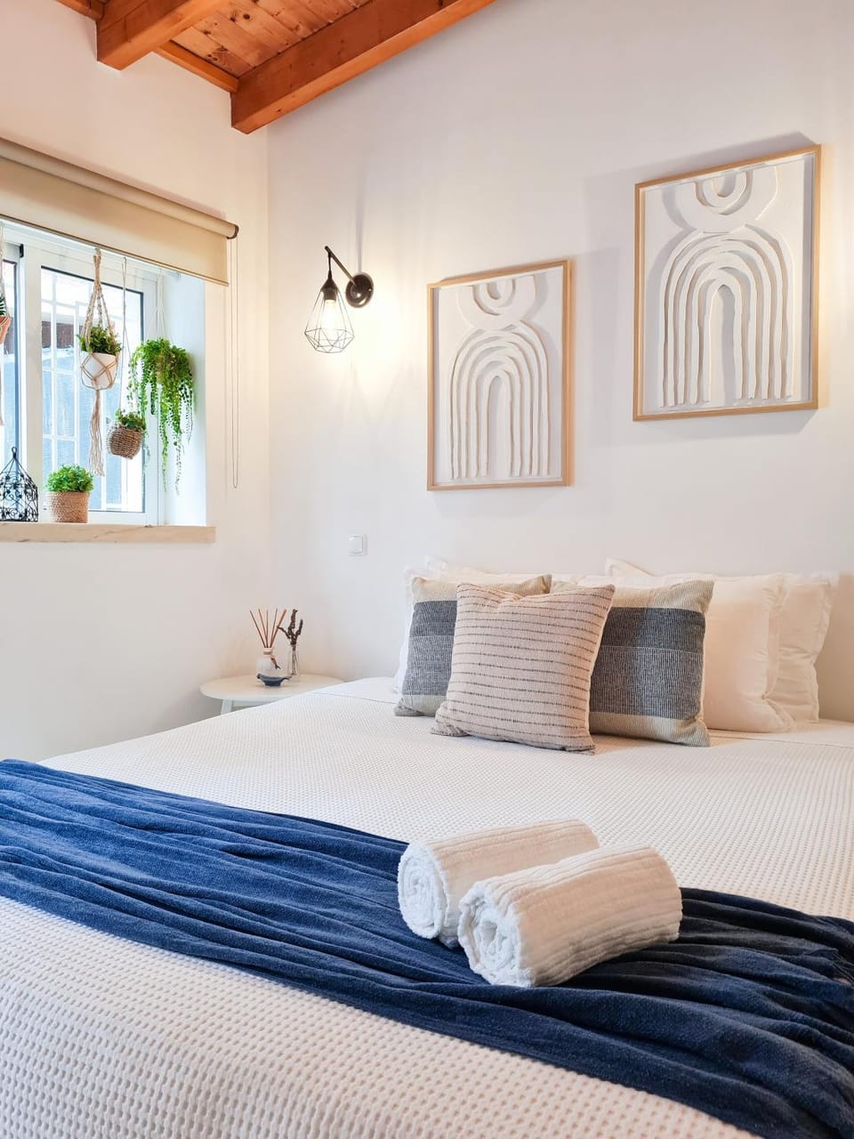 Bed, Living room, Dining area, Bedroom