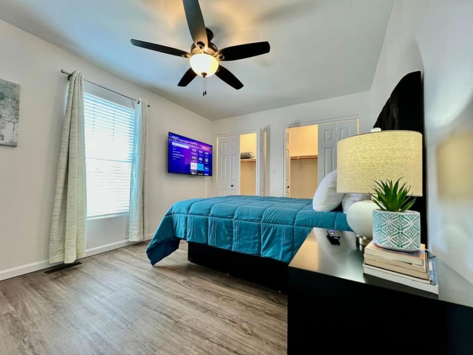 Bed, TV and multimedia, Photo of the whole room, Bedroom, fireplace