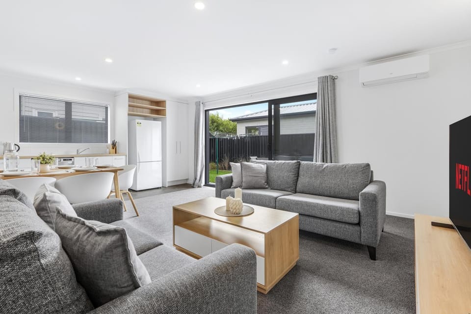 TV and multimedia, Living room, Seating area, air conditioner