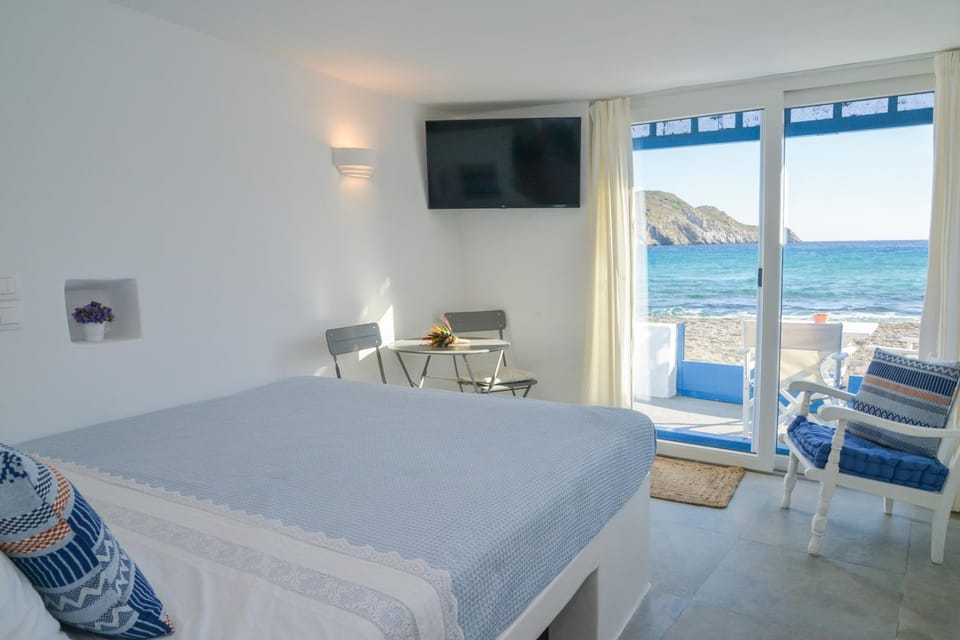 Bed, TV and multimedia, Balcony/Terrace, Photo of the whole room, Sea view
