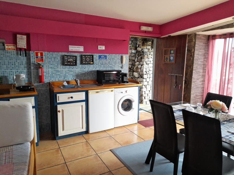 Kitchen or kitchenette, Living room, washing machine