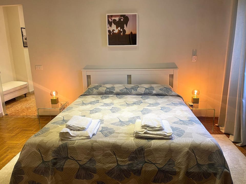Bed, Photo of the whole room, Bedroom, Inner courtyard view, internet, towels, wardrobe, air conditioner