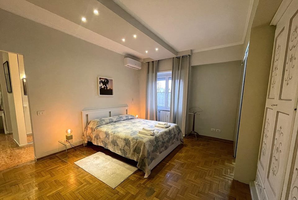 Bed, Photo of the whole room, Bedroom, Inner courtyard view, internet, wardrobe, air conditioner