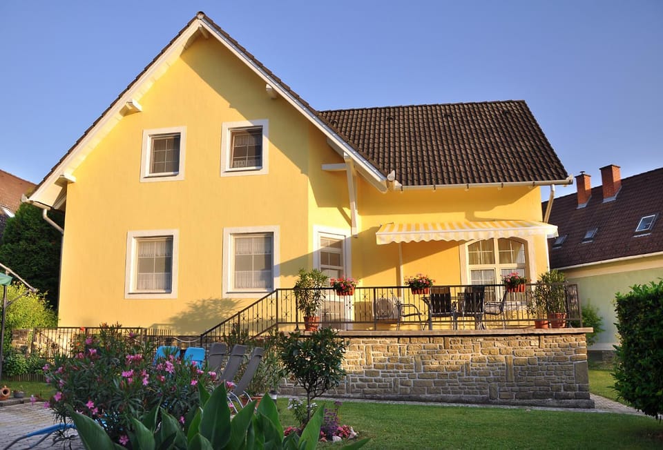 Napsugár Vendégház Apartment hotel in Hungary