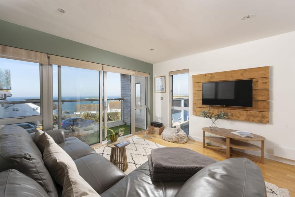 TV and multimedia, Living room, Seating area, Sea view