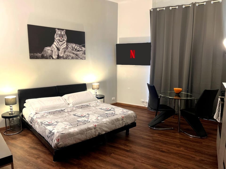 Bed, TV and multimedia, Photo of the whole room, Bedroom, hair dresser