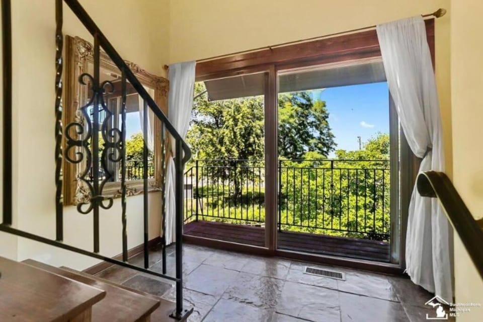 Part of Mini-Mansion, private, 3 story Lake Erie views Villa in Luna Pier