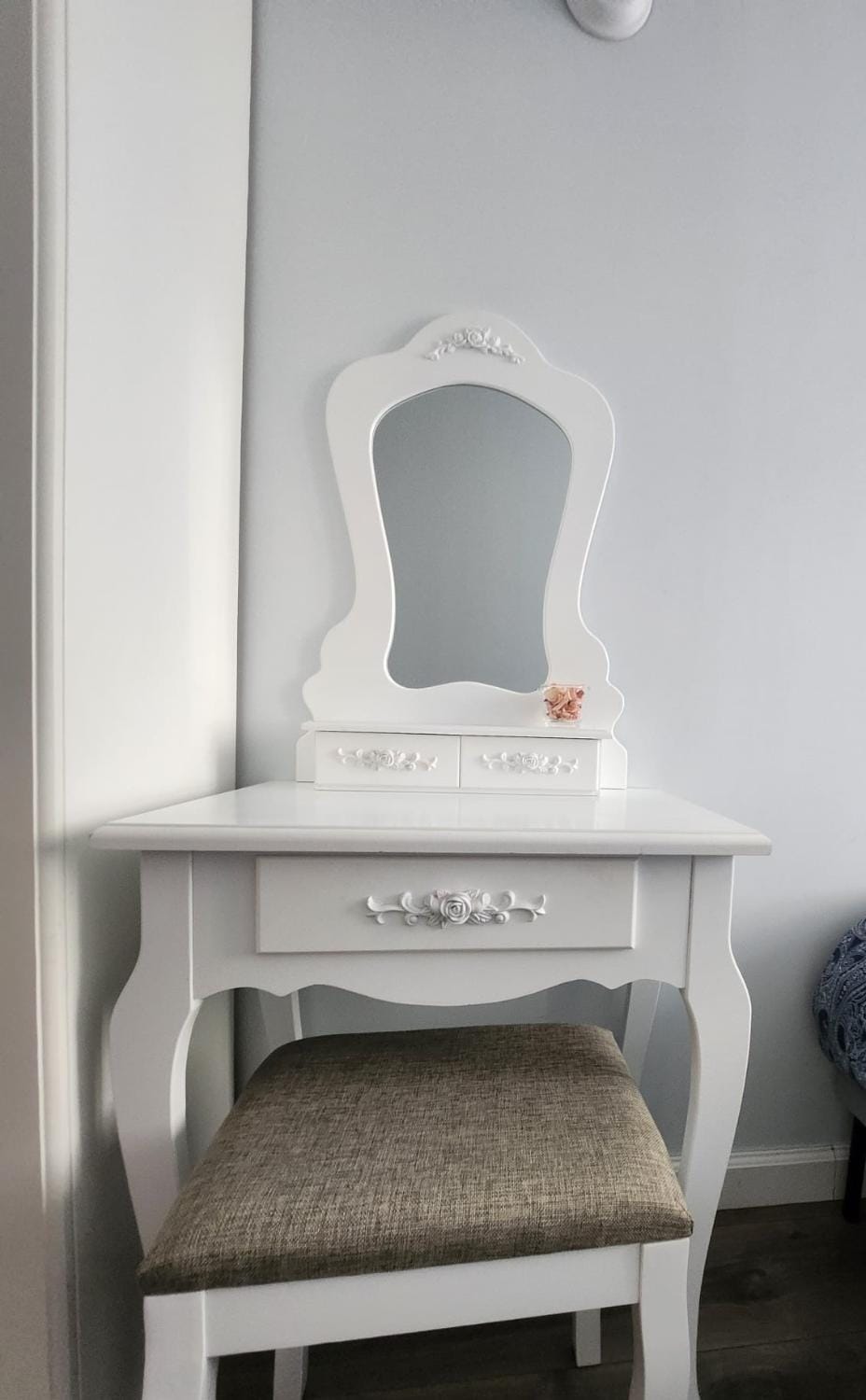 Bedroom, hair dresser