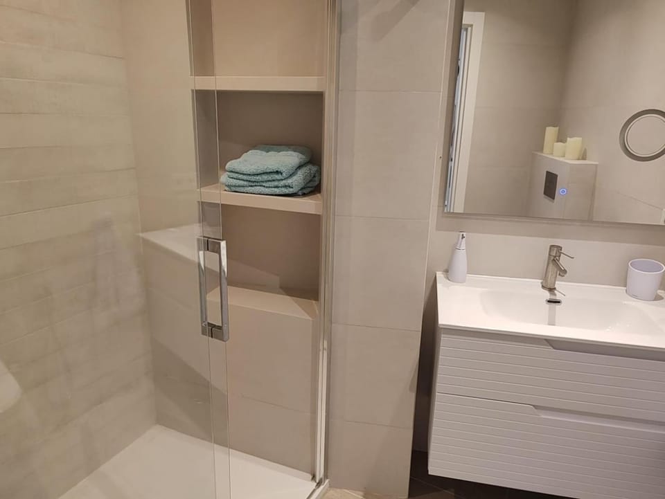 Shower, Bathroom, towels