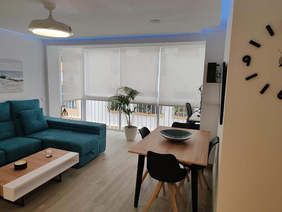 TV and multimedia, Living room, Seating area, Dining area