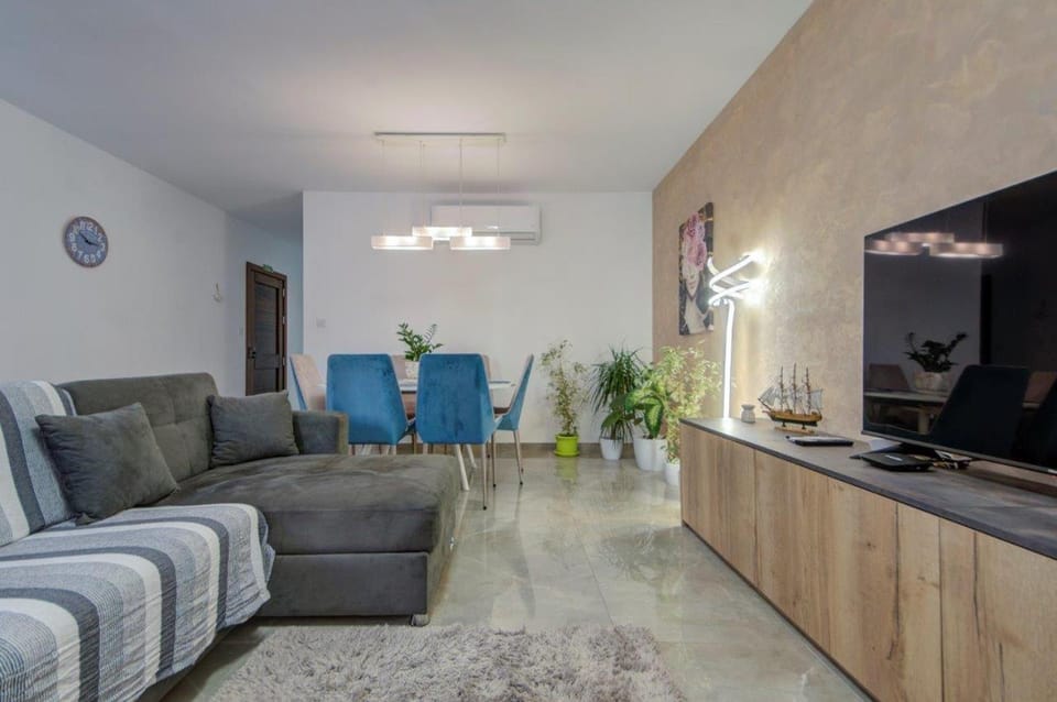 Modern & Central Two Bed - Balluta Bay - Sleep 6 Apartment in Sliema