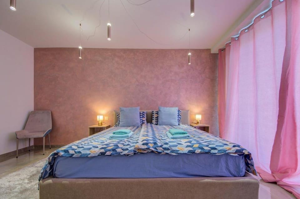 Modern & Central Two Bed - Balluta Bay - Sleep 6 Apartment in Sliema