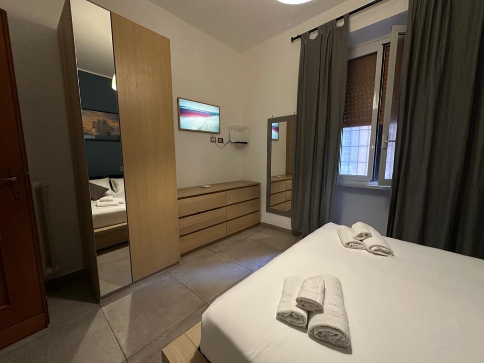 Bed, TV and multimedia, Photo of the whole room, Bedroom