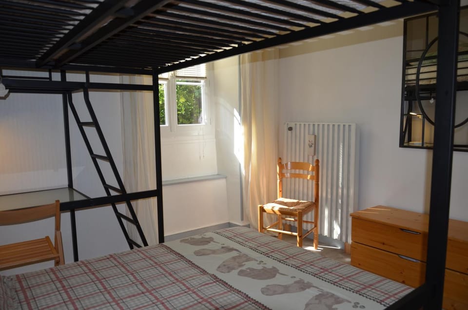 Photo of the whole room, Bedroom
