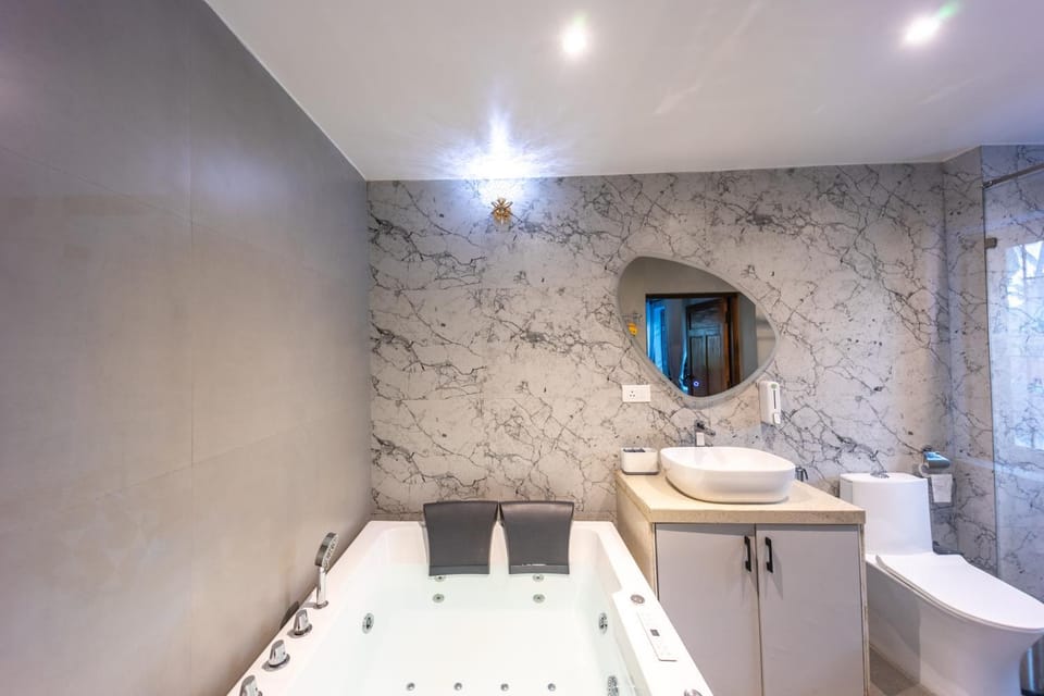 Hot Tub, Bathroom