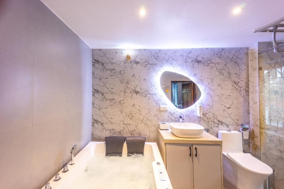 Hot Tub, Bathroom