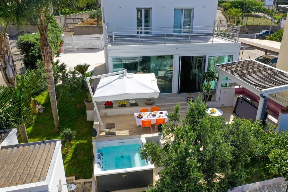 Property building, Garden, Swimming pool