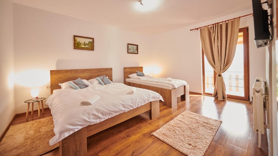 Bed, TV and multimedia, Photo of the whole room, Bedroom, towels