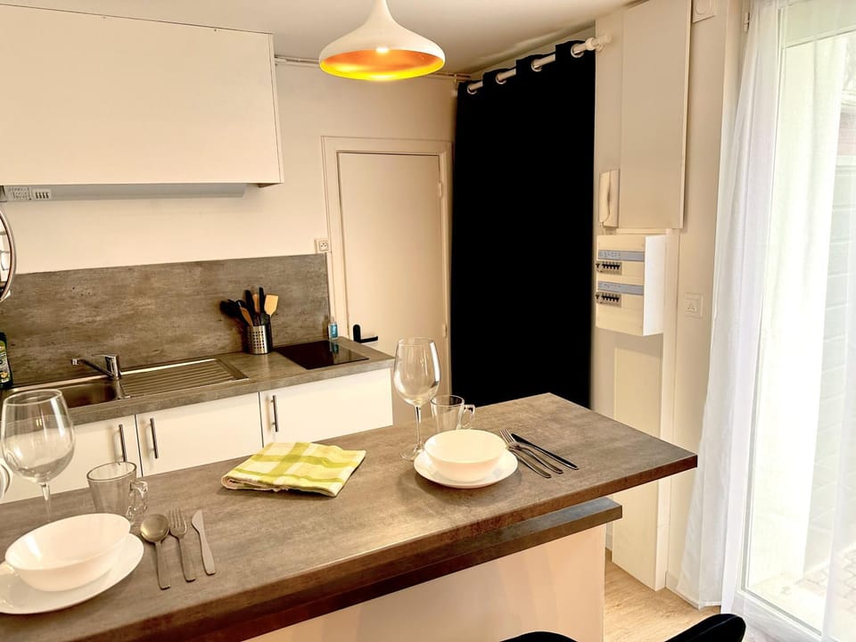 Kitchen or kitchenette, Dining area