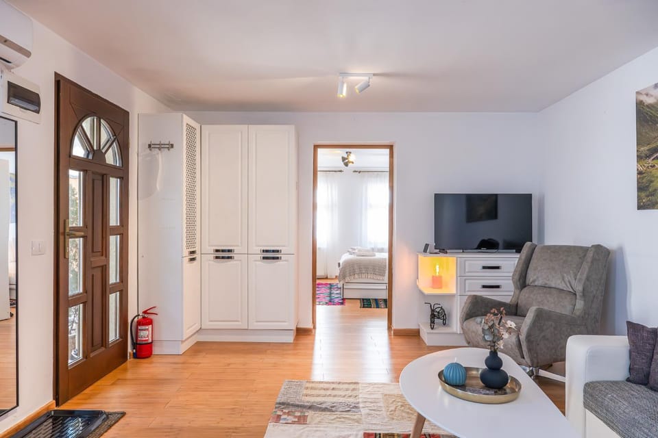 Communal lounge/ TV room, Living room, Seating area, Evening entertainment