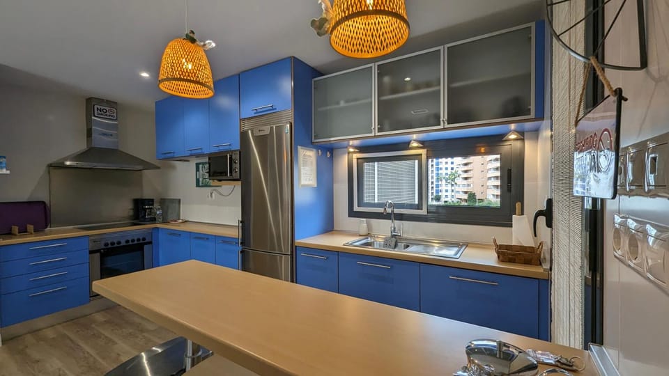 Kitchen or kitchenette, minibar