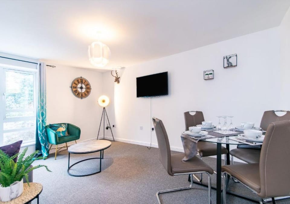 TV and multimedia, Living room, Seating area, Dining area