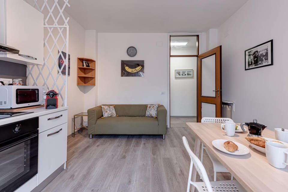 Coffee/tea facilities, Kitchen or kitchenette, Living room, Seating area, Dining area, oven, stove